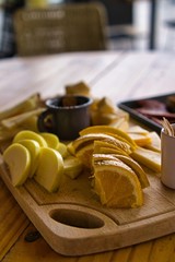 Fototapeta na wymiar tabla de fruta y queso