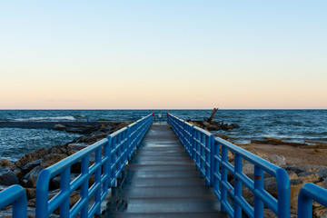 Obraz premium Walkway at sunrise