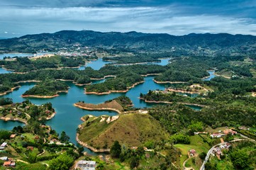 Vista panorámica desde la roca de Guatapé en Medellín, Colombia. Vista del estacionamiento en Guatape Piedra del Peñol, Antioquia. Sitio turístico de Colombia. Vista desde arriba