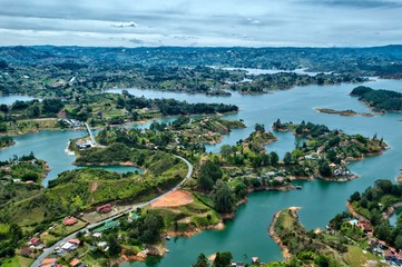 Fototapeta premium Vista panorámica desde la roca de Guatapé en Medellín, Colombia. Vista del estacionamiento en Guatape Piedra del Peñol, Antioquia. Sitio turístico de Colombia. Vista desde arriba