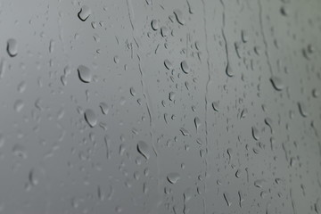 雨の日の窓ガラス