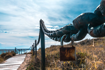 Fototapeta premium Candado colgado en cadenas con corazon