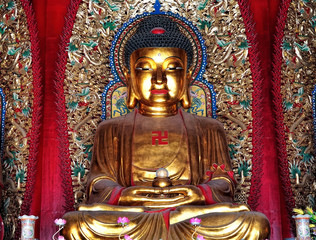 Obraz premium Active monastery Baolin Temple, Shunde, Foshan, Guangdong, China - a Buddhist temple that inherits the legal tradition of Lingnan Buddhism. Fragment of interior, giant Buddha. 