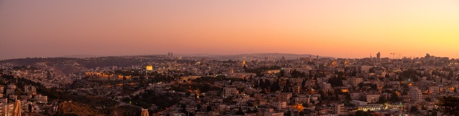 Naklejka premium Panoramiczny widok na zachód słońca nad miastem Jerozolima z Góry Oliwnej