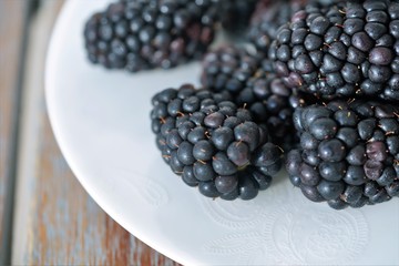 fresh blackberries in white ceramic tplate