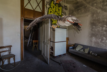 ausgestopfte gans in einem hotel im gebirge