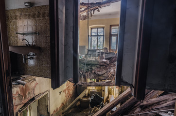 eingestuerzter stock in einem hotel im gebirge