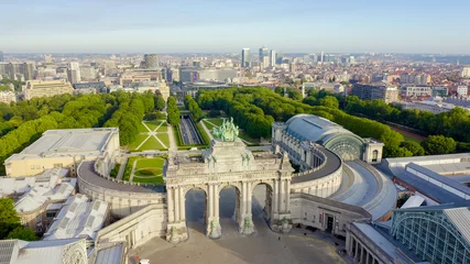 Zelfklevend Fotobehang Brussel, België. Park van de vijftigste verjaardag. Park Senkantoner. De Arc de Triomphe van Brussel (Brusselse Poort), Luchtfoto © nikitamaykov