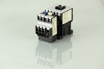 Magnetic contact used for protect the systems.