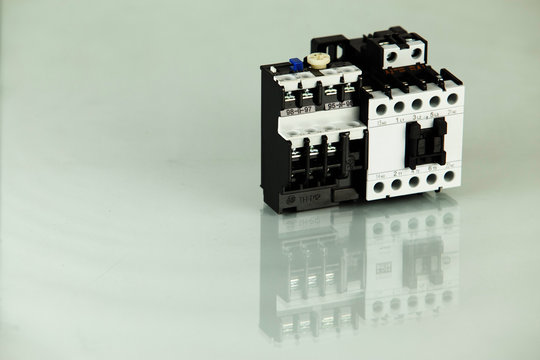Magnetic contact used for protect the systems.