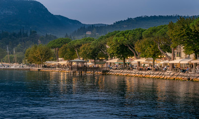 Obraz premium Abendstimmung an der Seepromenade in Garda am Gardasee, Lago di Garda, Venetien, Italien, Europa