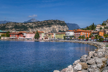 Fototapeta na wymiar Uferpromenade in Torbole, Gardasee, Lago del Garda, Trentino, Italien, Europa