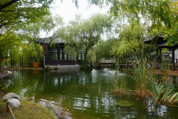 Obraz premium Pagoda reflecting in a pond at the Lan Su Chinese Garden, in Portland, southern korea