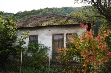 Fototapeta na wymiar an old little abandoned house in the village