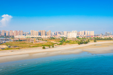Naklejka premium City waterfront view of Silver Beach in The Northwest Sea