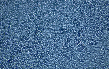 regentropfen auf glas