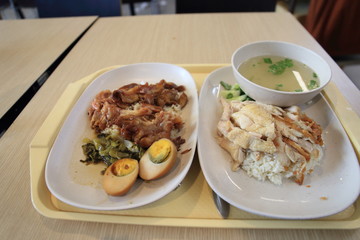 タイで有名な料理のカオマンガイとカオカームーの写真