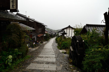 Fototapeta premium 雨の馬籠宿