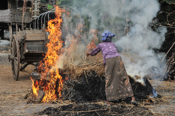Cooking pottery in another way that the owen, Cambodia 