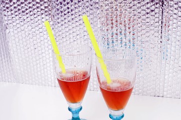 Cannucce di pasta nei bicchieri, usate per ridurre i rifiuti di plastica