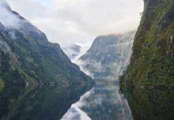 Obraz premium Misty mountain lake in the mountains, New Zealand