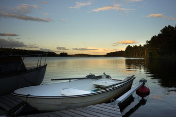 Naklejka na ściany i meble Ruderboot an einem See in Schweden