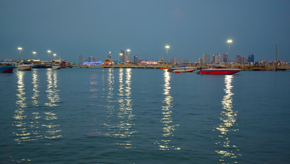  Pattaya Pier At night there is a beautiful light. And there are many boats Waiting for tourists at night