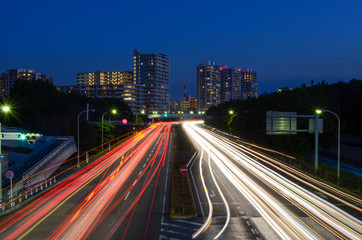 Fototapeta na wymiar traffic in the city at night.