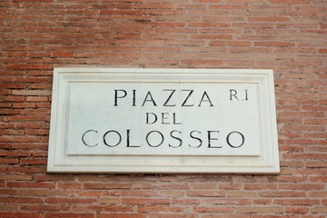 Sign with the name of Piazza del Colosseo.