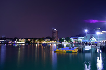 Obraz premium Pattaya Pier At night there is a beautiful light. And there are many boats Waiting for tourists at night