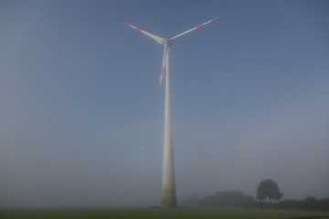 Windkraftanlage im Nebel