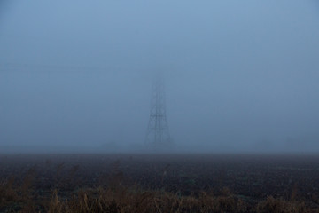 Strommast im Nebel