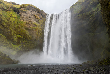 Wasserfall Skogafoss auf Island, der 60 m in die Tiefe donnert