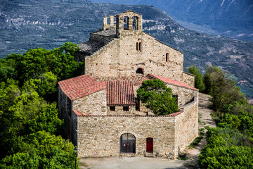 Fototapeta na wymiar Ermita románica en los Pirineos