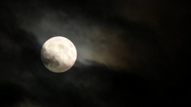 中秋の名月と雲　2019年9月14日