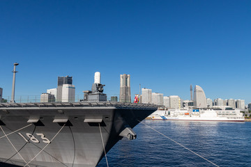 横浜大桟橋の護衛艦