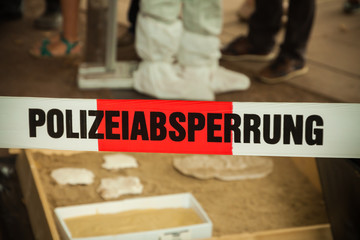 Polizeiabsperrung als Band gespannt