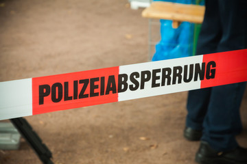 Polizeiabsperrung als Band gespannt