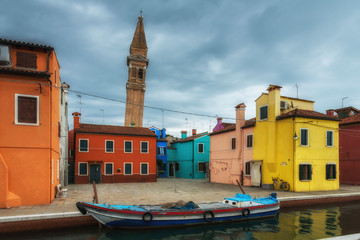 Fototapeta na wymiar The leaning campanile and colourful houses on Burano island. Venice, Italy.