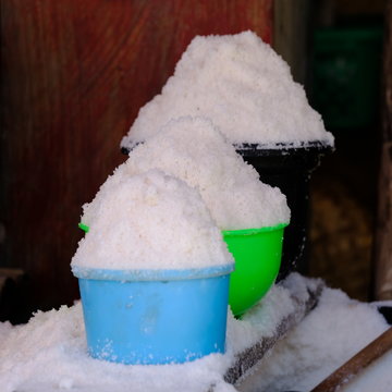 Indonesia Sumba Pasar Inpres Matawai - salt buckets