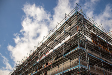 Baugerüst an einem neuen Haus, Rohbau, Baustelle