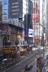 Ciudad con lluvia a trav&eacute;s de vidrio