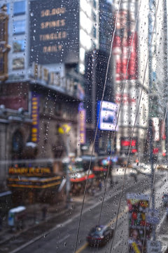 Ciudad con lluvia a trav&eacute;s de vidrio