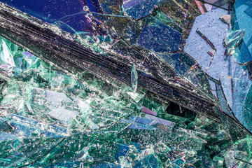 Scherben von Glasscheiben im Wertstoff Container 