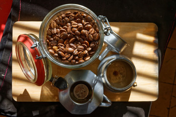 Obraz premium Słoik z ziarnami kawy i kawiarka w częściach