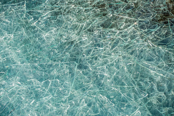 Scherben von Glasscheiben im Wertstoff Container 