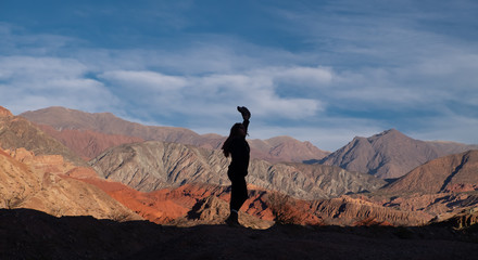 silueta de mujer contra un fondo montañas de colores en Salta Argentina