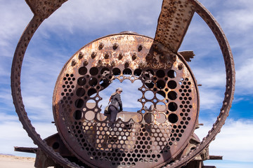 mujer en el cementerio de trenes en el Salar de Uyuni Bolivia