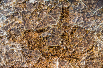 Scherben von Glasscheiben im Wertstoff Container 