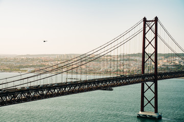 survol du pont du 25 avril à Lisbonne